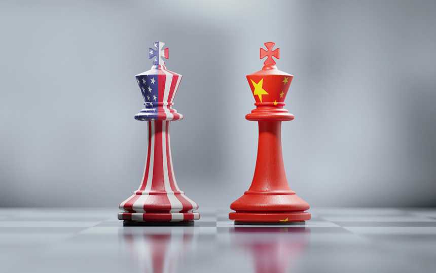 US and China flags on chess pieces